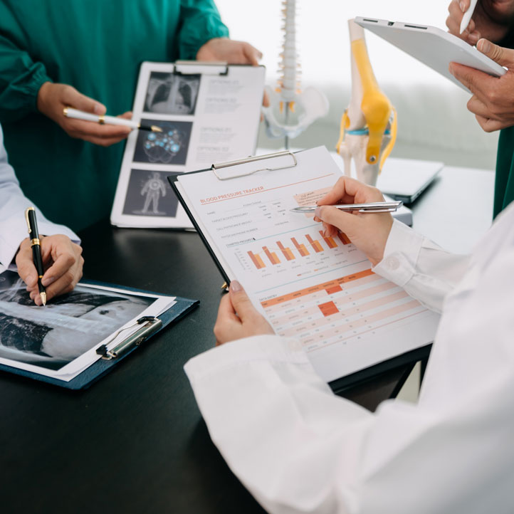 medical-team-having-a-meeting-with-doctors
